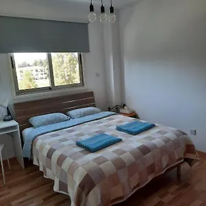 Private In Shared Near Airport - 24 Hour Shuttle Service לרנקה